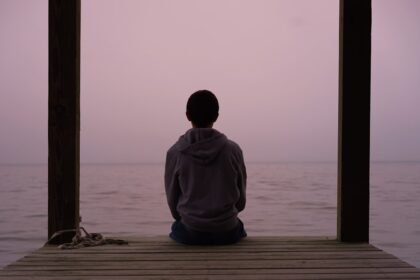b4 calm serene man feat - Πώς μια απλή επικοινωνιακή παύση μπορεί να αλλάξει τις ισορροπίες σε κάθε δύσκολη συζήτηση
