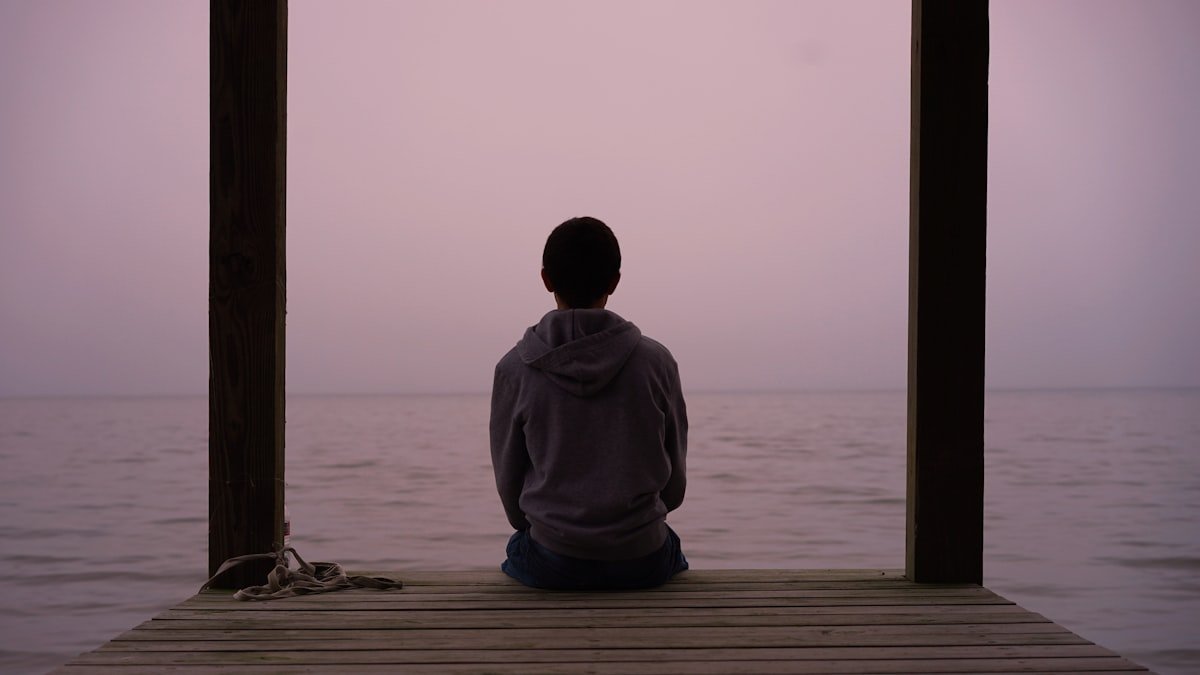 b4 calm serene man feat - Πώς μια απλή επικοινωνιακή παύση μπορεί να αλλάξει τις ισορροπίες σε κάθε δύσκολη συζήτηση