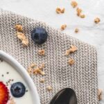 b5 greek yogurt bo feat - Τι συμβαίνει στο σώμα σας αν τρώτε ένα κεσεδάκι γιαούρτι κάθε βράδυ πριν τον ύπνο