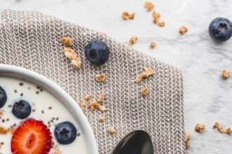 b5 greek yogurt bo feat - Τι συμβαίνει στο σώμα σας αν τρώτε ένα κεσεδάκι γιαούρτι κάθε βράδυ πριν τον ύπνο