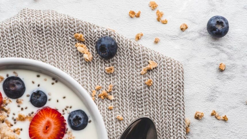 b5 greek yogurt bo feat - Τι συμβαίνει στο σώμα σας αν τρώτε ένα κεσεδάκι γιαούρτι κάθε βράδυ πριν τον ύπνο
