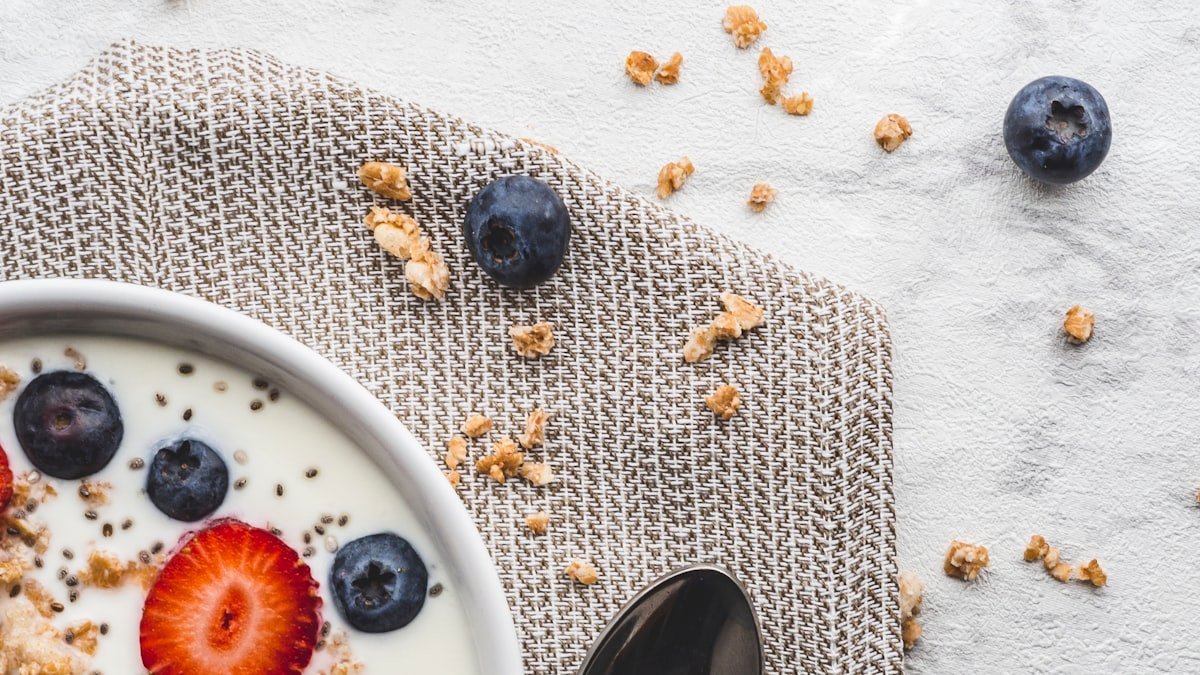 b5 greek yogurt bo feat - Τι συμβαίνει στο σώμα σας αν τρώτε ένα κεσεδάκι γιαούρτι κάθε βράδυ πριν τον ύπνο