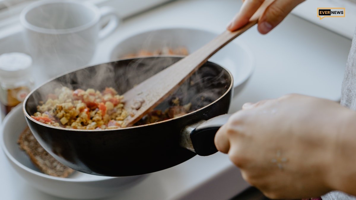Guanciale να σοτάρεται σε τηγάνι για την καρμπονάρα