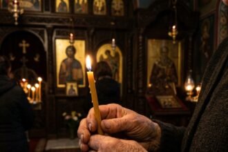 hands holding candle 1782076589062 - Ποιοι γιορτάζουν αύριο 23 Ιουνίου