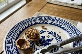 health inline 2 1782287159338 - Τι θα συμβεί στο σώμα μας αν τρώμε 2 καρύδια κάθε πρωί για 30 ημέρες