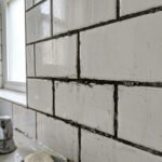 home 1 featured 1782365967000 - Το απλό κόλπο με 2 υλικά της κουζίνας που θα κάνει τους μαύρους αρμούς στα πλακάκια να αστράφτουν σε 5 λεπτά