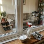 home glass feat 1782507161344 - Το απλό κόλπο με ένα υλικό από την κουζίνα για να λάμπουν τα τζάμια σας χωρίς θολoύρες