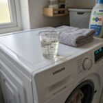 home vinegar feat 1782201830525 - Ο λόγος που οι παλιές νοικοκυρές έβαζαν πάντα αυτό το απλό υλικό στον κάδο του πλυντηρίου πριν από κάθε πλύση