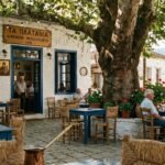 istoria paradosiako elliniko kafeneio featured - Η ιστορία του ελληνικού καφενείου: Πώς το παραδοσιακό "στέκι" διαμόρφωσε την κοινωνική ζωή των χωριών μας