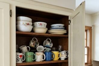 kitchen cabinet feat 1782420226092 - Το έξυπνο κόλπο για να διπλασιάσετε τον χώρο στα ντουλάπια της κουζίνας σε μόλις 10 λεπτά