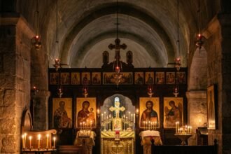orthodox altar church featured - Ποιοι μεγάλοι Απόστολοι γιορτάζουν στις 11 Ιουνίου: Η πορεία και το έργο τους