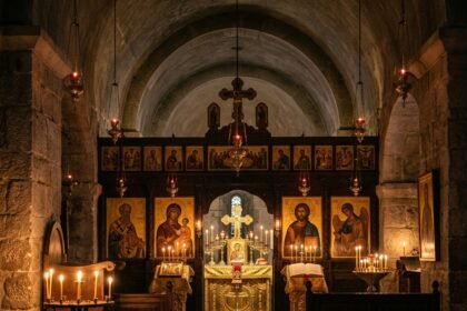 orthodox altar church featured - Ποιοι μεγάλοι Απόστολοι γιορτάζουν στις 11 Ιουνίου: Η πορεία και το έργο τους