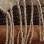 rolling blankets featured free - Γιατί πρέπει να τυλίγετε τις κουβέρτες σας σε ρολό αντί να τις διπλώνετε στο συρτάρι
