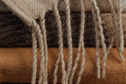 rolling blankets featured free - Γιατί πρέπει να τυλίγετε τις κουβέρτες σας σε ρολό αντί να τις διπλώνετε στο συρτάρι