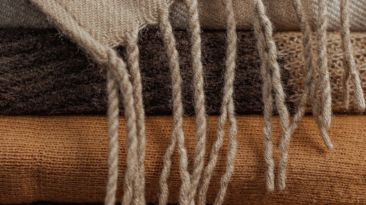 rolling blankets featured free - Γιατί πρέπει να τυλίγετε τις κουβέρτες σας σε ρολό αντί να τις διπλώνετε στο συρτάρι