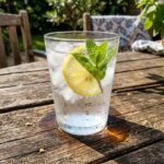 summer water glass 1782077732947 - Το κόλπο της στάμνας: Πώς οι παππούδες μας νικούσαν τον καύσωνα χωρίς κλιματιστικό