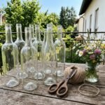 diy featured 1784095808733 - Μην πετάτε τα γυάλινα μπουκάλια: Πώς να τα μετατρέψετε σε πανέμορφα ανθοδοχεία για το τραπέζι