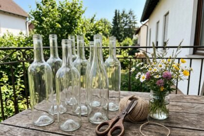 diy featured 1784095808733 - Μην πετάτε τα γυάλινα μπουκάλια: Πώς να τα μετατρέψετε σε πανέμορφα ανθοδοχεία για το τραπέζι