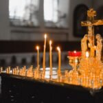 Πιστοί παρακολουθούν λειτουργία σε Ορθόδοξο ναό, βλέποντας το ιερό από πίσω