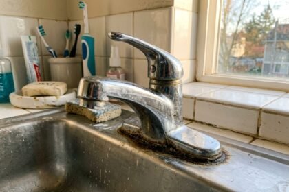 faucet featured 1783775934889 - Ο επίμονος μαύρος λεκές γύρω από τη βρύση εξαφανίζεται στο λεπτό με αυτό το σπιτικό μείγμα