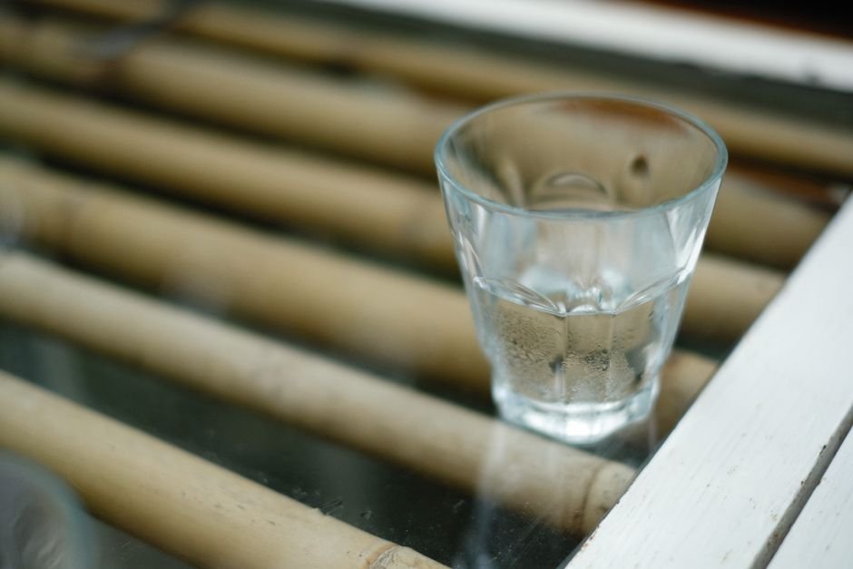 Πρωινή ρουτίνα με ένα ποτήρι νερό