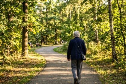 health walking featured 1783590915635 - Τι θα συμβεί αν περπατάτε 15 λεπτά μετά το φαγητό: Η συνήθεια που αλλάζει τη ζωή σας