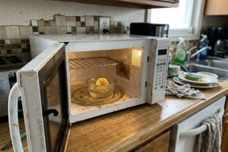 home microwave featured 1783669522159 - Το έξυπνο κόλπο με το λεμόνι που καθαρίζει τον φούρνο μικροκυμάτων χωρίς τρίψιμο