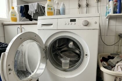 home washing machine featured 1783590747535 - Το μυστικό για ρούχα που μοσχοβολούν: Πώς να καθαρίσετε βαθιά το πλυντήριό σας