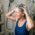 Γυναίκα άνω των 50 λούζει τα μαλλιά της