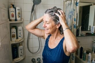 Γυναίκα άνω των 50 λούζει τα μαλλιά της