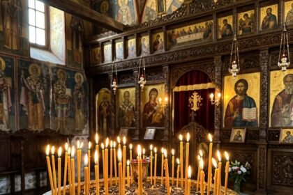 Ορθόδοξη εκκλησία με αναμμένα κεριά στο μανουάλι