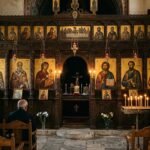 Εσωτερικό Ορθόδοξου ναού με ξυλόγλυπτο τέμπλο και βυζαντινές εικόνες