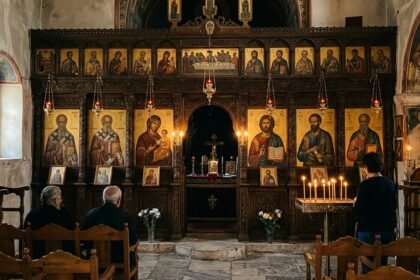 Εσωτερικό Ορθόδοξου ναού με ξυλόγλυπτο τέμπλο και βυζαντινές εικόνες