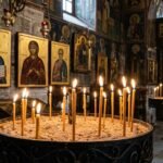 Εσωτερικό Ορθόδοξης εκκλησίας με αναμμένα κεριά