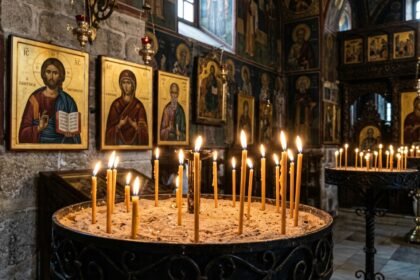 Εσωτερικό Ορθόδοξης εκκλησίας με αναμμένα κεριά