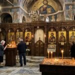 Εσωτερικό Ορθόδοξης εκκλησίας με πιστούς και ξυλόγλυπτο τέμπλο για τη γιορτή 31 Ιουλίου