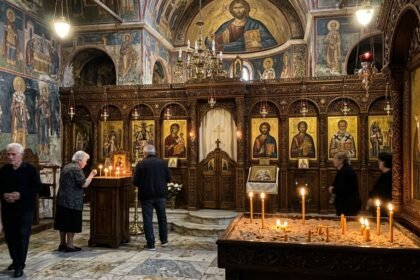 Εσωτερικό Ορθόδοξης εκκλησίας με πιστούς και ξυλόγλυπτο τέμπλο για τη γιορτή 31 Ιουλίου
