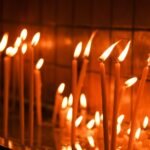 Κεριά αναμμένα σε μανουάλι ελληνικής ορθόδοξης εκκλησίας
