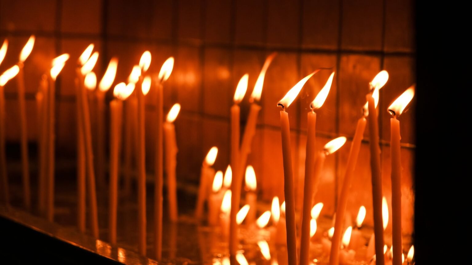 Κεριά αναμμένα σε μανουάλι ελληνικής ορθόδοξης εκκλησίας