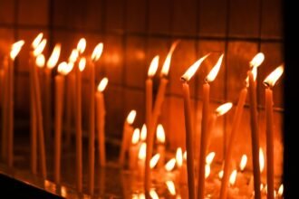 Κεριά αναμμένα σε μανουάλι ελληνικής ορθόδοξης εκκλησίας