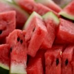 Λαχταριστά κομμάτια από ώριμο καρπούζι σε τραπέζι
