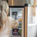 Ένα καθαρό ανοιχτό ψυγείο με ένα μικρό μπολάκι σε ένα ράφι