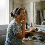 Γυναίκα σε ώριμη ηλικία εφαρμόζει μάσκα προσώπου