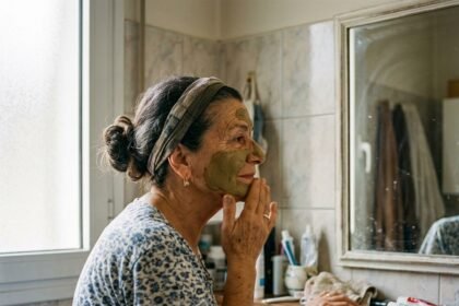 Γυναίκα σε ώριμη ηλικία εφαρμόζει μάσκα προσώπου