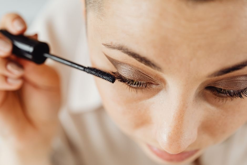 Μακιγιάζ για μεγαλύτερα μάτια 3 A woman applying mascara to her eyelashes enhances her beauty in a detailed close-up shot.